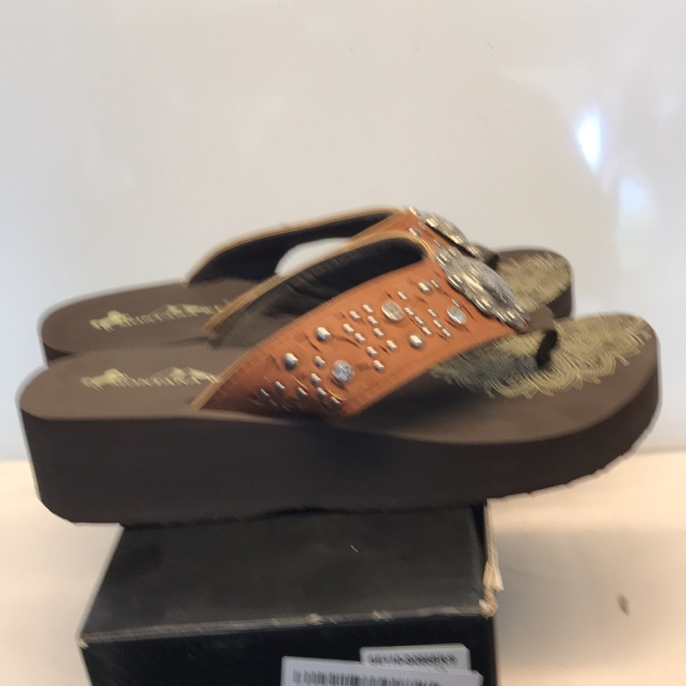 👉Sold👈Montana West Brown and White Floral Sandals - Picture 4 of 10